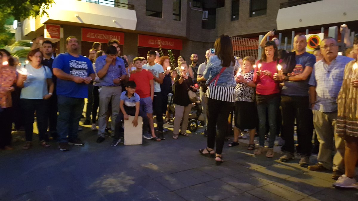 MARIAGRANADA's tweet photo. Esta noche hemos acompañado
A la vecindad del Distrito Norte
Junto al Defensor del Pueblo de Granada y al Cura de la Parroquia de la Paz en la concentración Contra los Cortes de luz
¡Distrito Norte también es Granada!
#EndesaRoba
#DejadezPolitica
#DistritoNorte https://t.co/8Hoc8nvG37