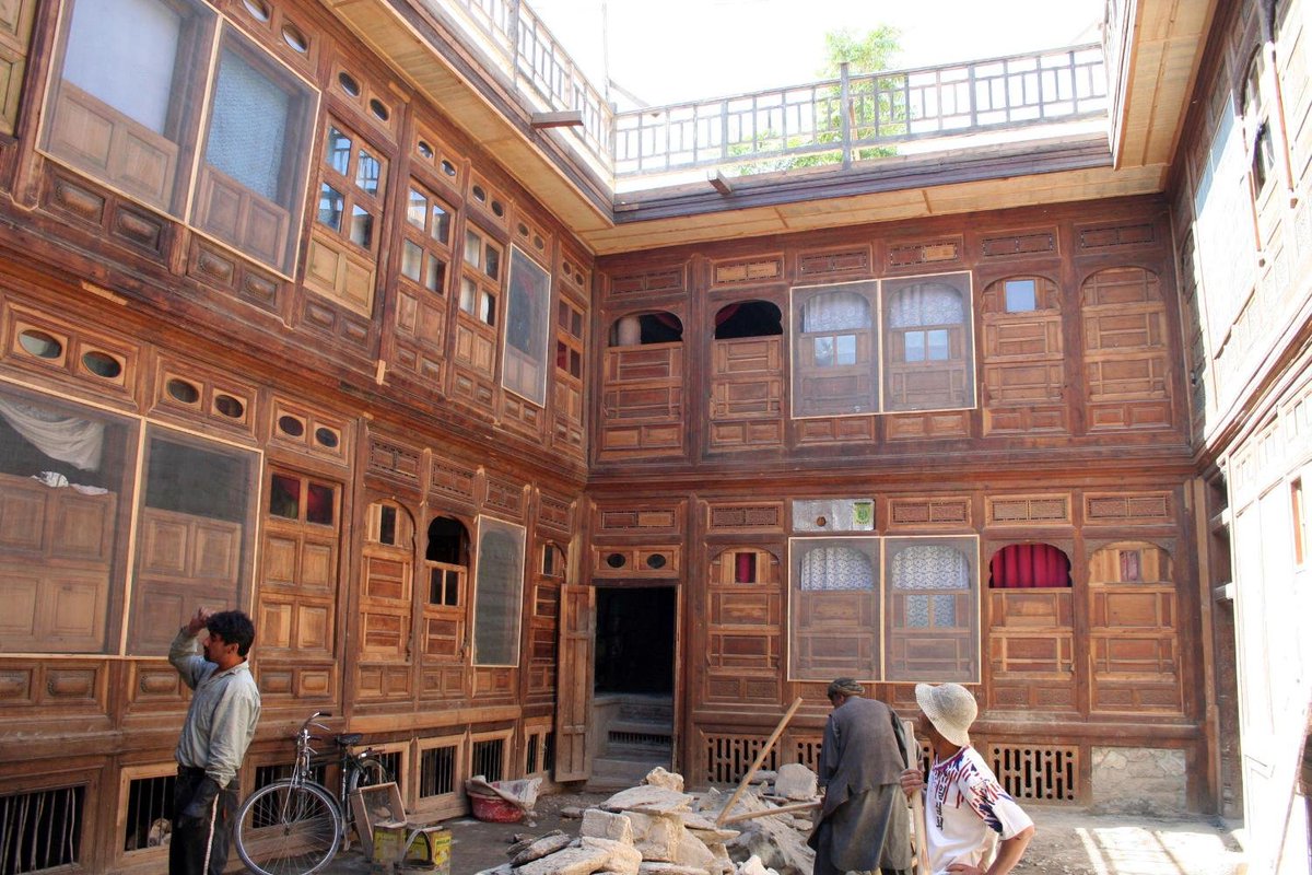 Restoration of "Rambu House" ("Seh Dokan") in old city of Kabul. 2007 by Foundation Aga Khan."Seh Dokan" is one of the finest homes in the "Asheqan wa Arefan" quarter of Kabul’s old city and one of a few remaining homes that retain timber patai screens.
