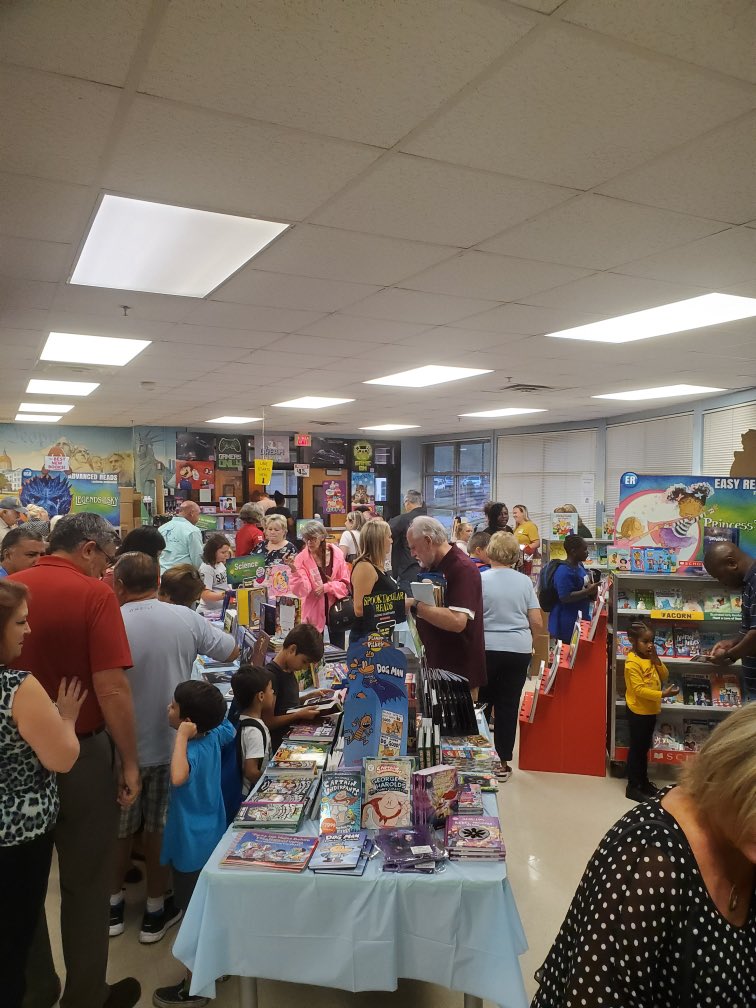 CarmelColts's tweet photo. Carmel Book Fair is open for business through Oct 12th.  #CarmelLife #CCSFAm https://t.co/vJfADS1Mqc