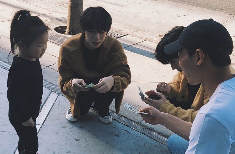 ykhactivities's tweet photo. kihyun giving oli money (2019) https://t.co/m8fIIGeKcP