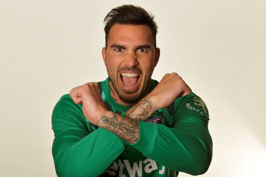 DaveWalkerWHU's tweet photo. I’m as gutted as the next man about Fabianski but as a fan base we have to get behind Roberto. Cheer every save, goal kick and even warm up! We have to show him (and ourselves) that we are one and the toxic negativity about him is from a minority. ⚒ https://t.co/8jQkIGFaOv