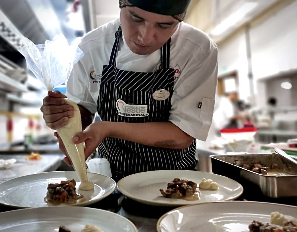 ParadisusCancun's tweet photo. Concurso de cocina con nuestros excelentes chefs en @ParadisusCancun... Deliciosas e  increíbles creaciones con los productos de @Nestlepro #Cooking #chefs #paradisuscancun https://t.co/IPAeno6r1B