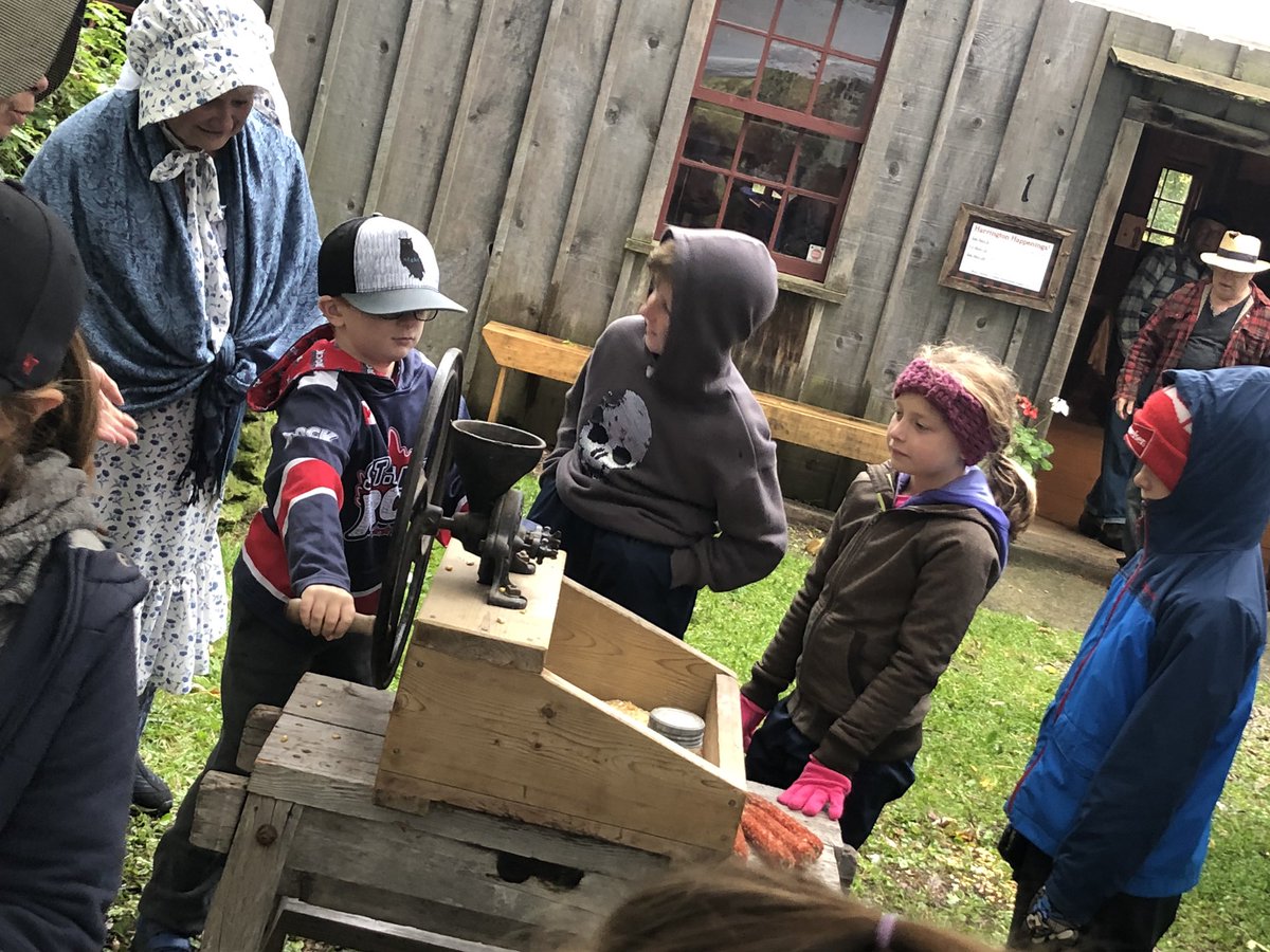 Working hard! Learning about the importance of the ‘Three Sisters’ &amp; #makingcornmeal #HarringtonHistoricalSociety @CarterVerkuyl