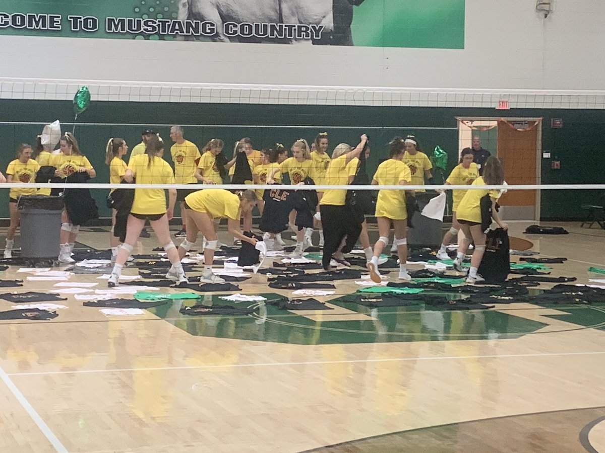 HS_Strongsville's tweet photo. Mustang VBFamily “Volley for Myles.” Strong families, Strong community- Strongsville! https://t.co/1Uq0H10cJi