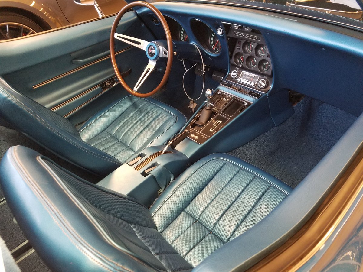 DeanVacX's tweet photo. '68 #427TriPower #C3 o]#LeMansBlue at #FallCarlisle https://t.co/a1KS3lNbTr