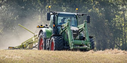 StevesCamera's tweet image. Fall haying in VA made me miss drilling wheat in CO.  #farming #harvest #fendt