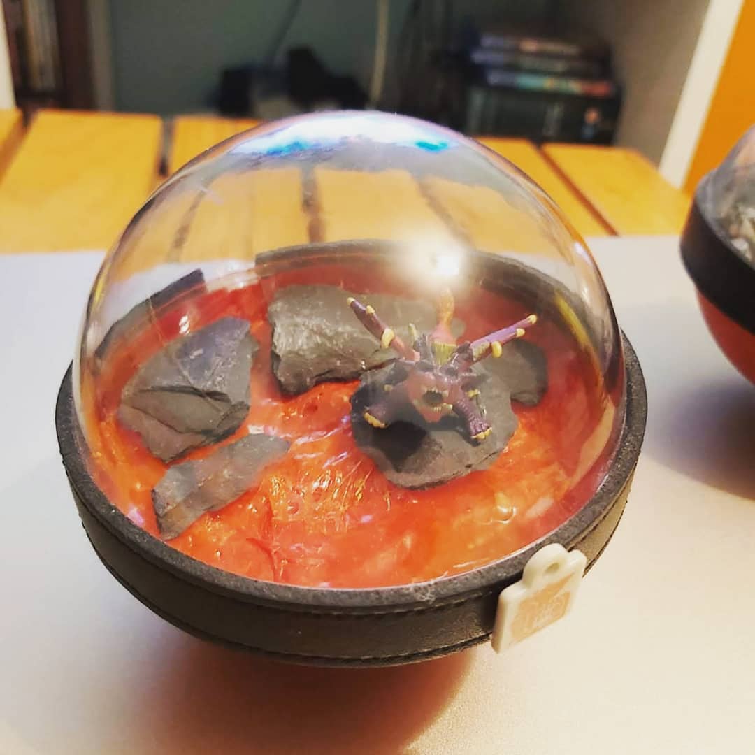 Rhianon_Taroth's tweet photo. Made these cute little Monster Hunter Pokeballs a while ago as a present, tried to recreate each of their arenas in miniature. The lava lights up with an LED flicker
#MonsterHunterWorld #pokeballs #pocketmonsters https://t.co/mjfDWvrmX7