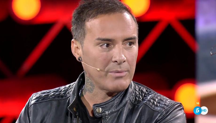 ghoficial's tweet photo. Dinio se tatuó 'GH VIP 7' en el brazo antes de entrar en la casa, aún después de decirle que no podía decir nada. True story #GHVIPGala5 https://t.co/X3JcUterfv