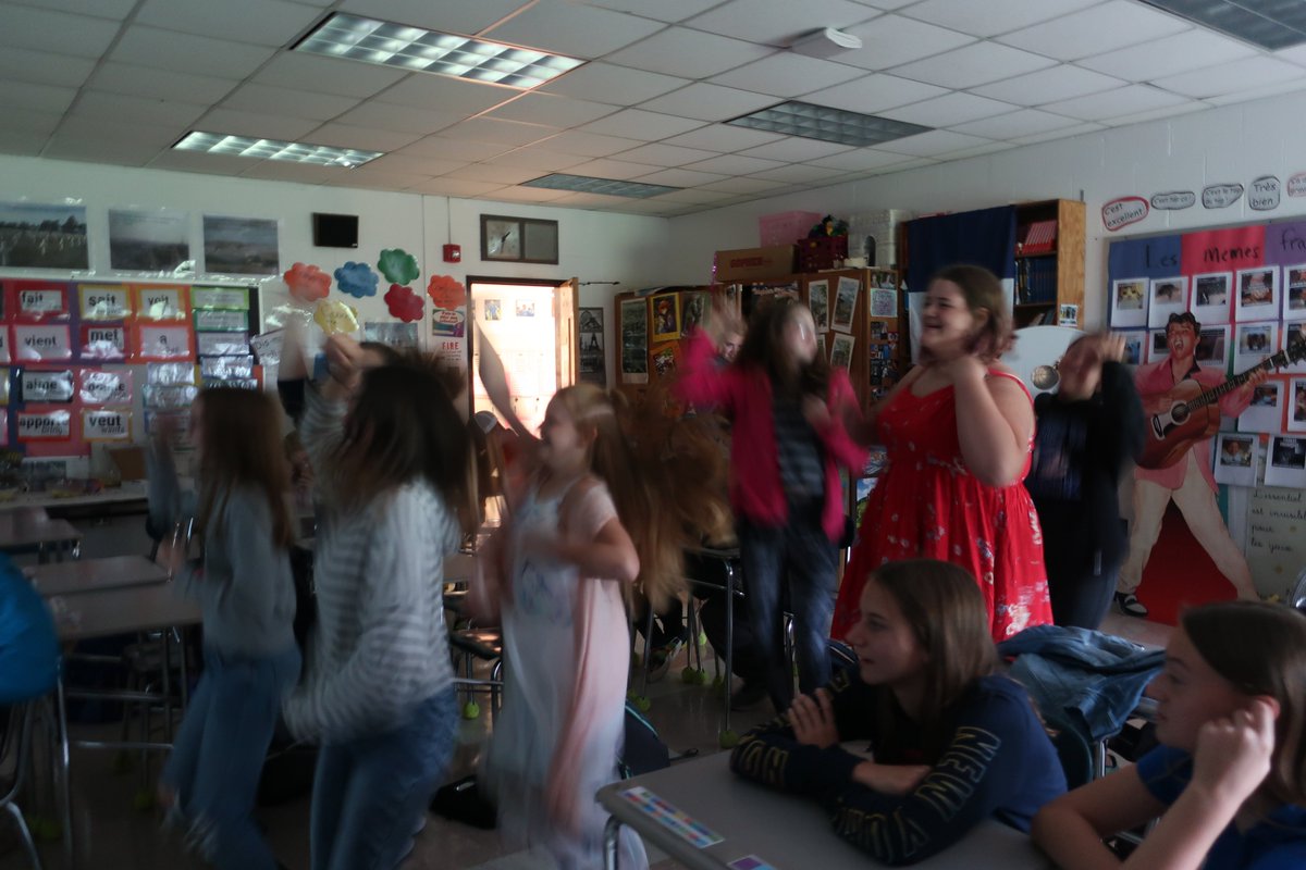 HCSPennHen's tweet image. Today we listened to the next two songs on our Manie Musicale  - one of them was Le Coach - this song definitely requires dancing. It was way too fun. #dancingisfun 😀🇫🇷😀