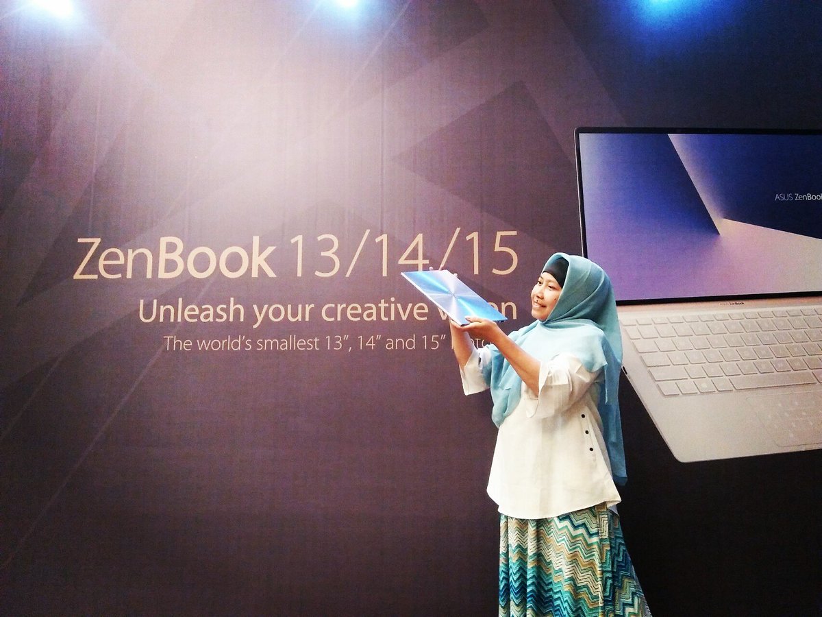 ErnyKusuma6's tweet photo. Alamaaakkk... jatuh hati aku sama Asus Zenbook ini. Udah slim, baterai awet, kuat, military grade dan keren modelnya. Nabung... nabung dolooo...#ASUSinspiring30 #ASUSgatheringSby #bloggersurabaya https://t.co/Z7hUT5uDTC