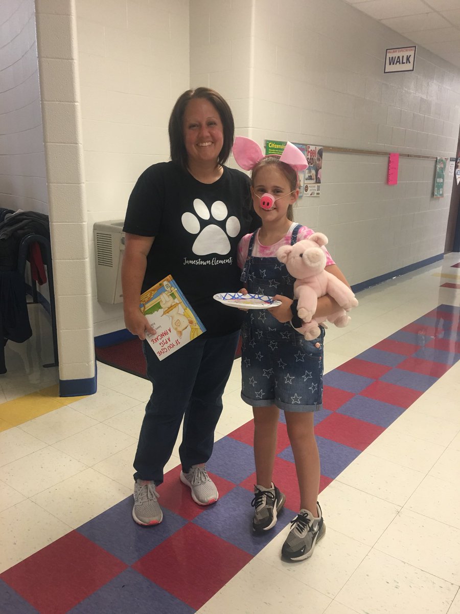 Diane_JES's tweet photo. If You Give A Pig A Pancake, she might take it to #JESFaLLintoReadingNight! Thanks to Karly and Kelly Stapp for being readers! https://t.co/neacd7mGey