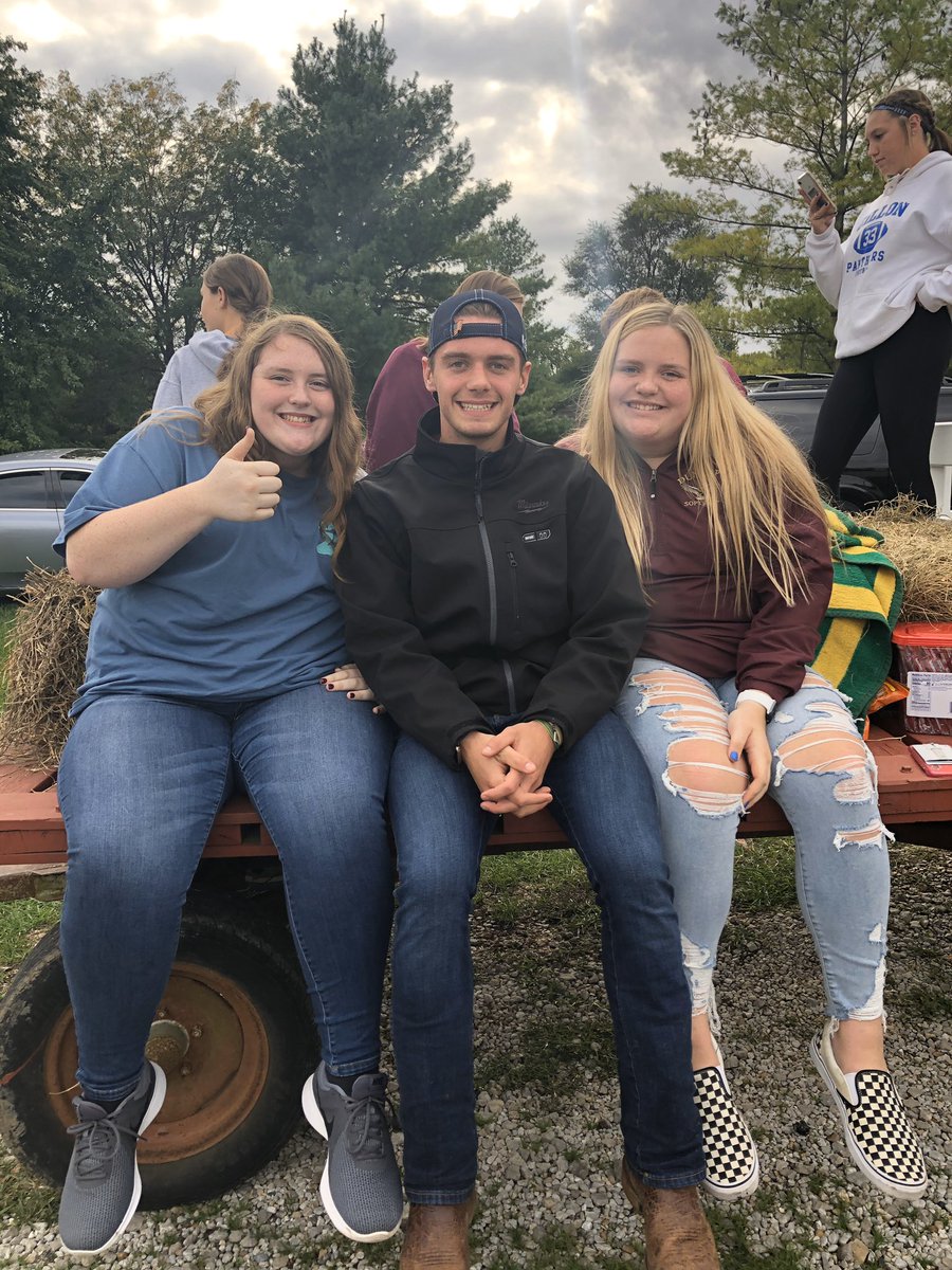 dunlapffa's tweet photo. Successful homecoming parade 2k19!! Thank you to former FFA member, Korbin Wagenbach, for pulling it this year!! https://t.co/jOuvAQ4kzs