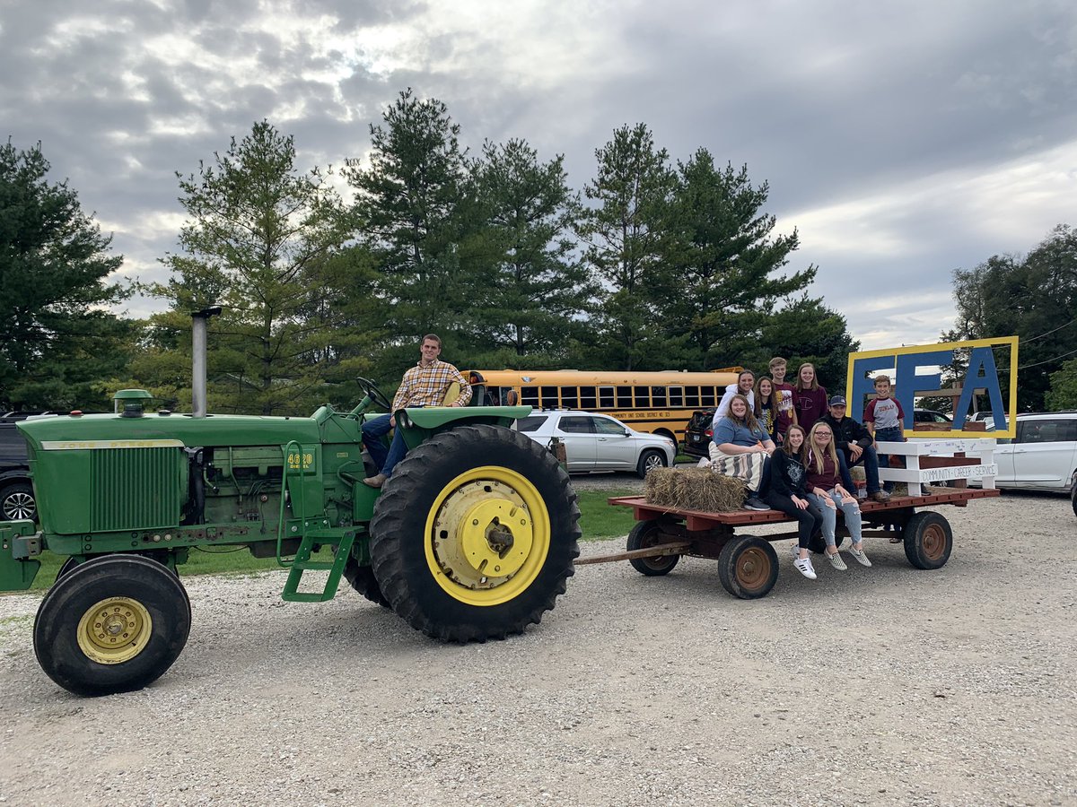 dunlapffa's tweet photo. Successful homecoming parade 2k19!! Thank you to former FFA member, Korbin Wagenbach, for pulling it this year!! https://t.co/jOuvAQ4kzs