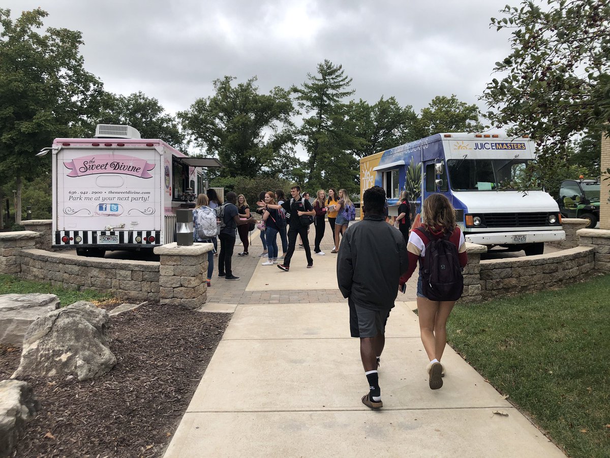 CoreValuesatMU's tweet photo. HUGE thank you to everyone that showed up at the @MaryvilleU Farmers Market! We appreciate all of these amazing vendors and the students that came to the event to celebrate Sustainability Month! https://t.co/ZSxnRnaXDs