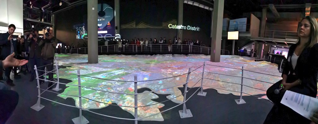 JoseCarlosTecno's tweet photo. #NocheDeDatos Arrancamos el evento donde discutiremos cómo el #BigData ayuda en los procesos transformacionales de una ciudad y sus ciudadanos... ¿Qué tal el mapa 3D de @Bogota que tienen en @MalokaBogota??!! https://t.co/E444VN1IOw