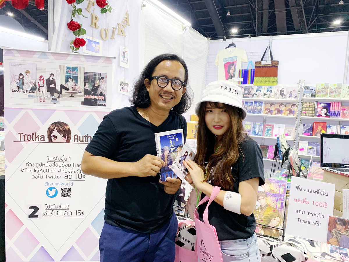 zumsworld's tweet photo. ขอบคุณพี่ต้นจาก #iReader ที่มาอุดหนุน #TimeNeeded #โอป้าเอเลี่ยน

ผู้ใหญ่ใจวัยรุ่น Love Love 

#นิยายสายติ่ง

เจอกับ #Troika ที่บูธ W15

#TroikaAuthor

#หนังสือดีมีชีวิต #งานหนังสือตุลาคม #งานหนังสือ #งานหนังสือ62 #งานหนังสือเมืองทอง #งานหนังสือแห่งชาติ #งานหนังสือที่เมืองทอง https://t.co/CW0SqWlQgZ