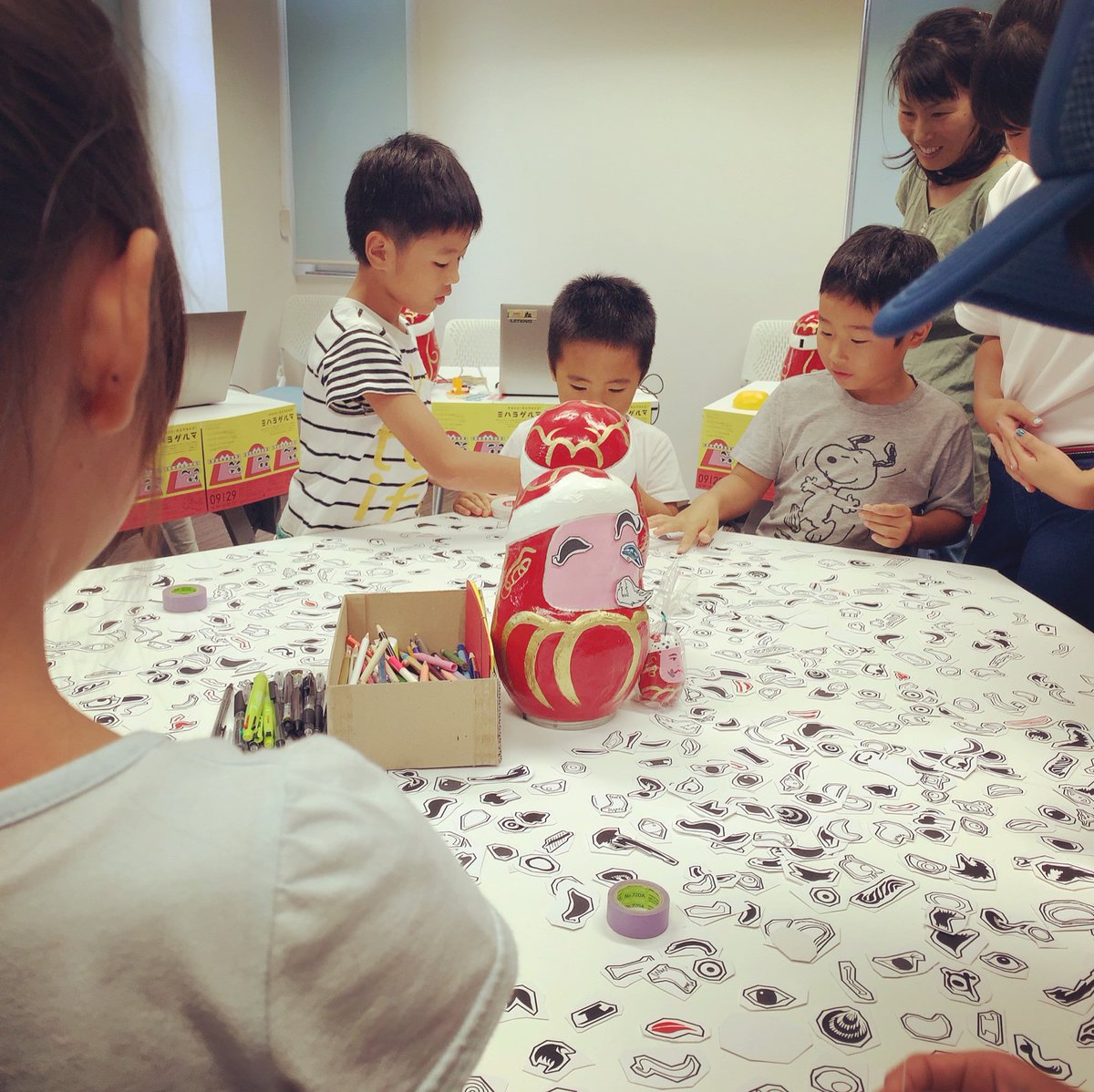 robotdreamRG's tweet photo. #MAKE!REMAKE!ミハラダルマ の様子。伝統民芸品・三原だるまを、プログラミング教材用にアレンジしています。だるま職人とデザイナーと #RoFReC の共同開発です。

面相書きワークショップでは、子供たちの創造性が発揮され、まさに十人十色のだるまが完成しました。 https://t.co/3Hy986EoRL