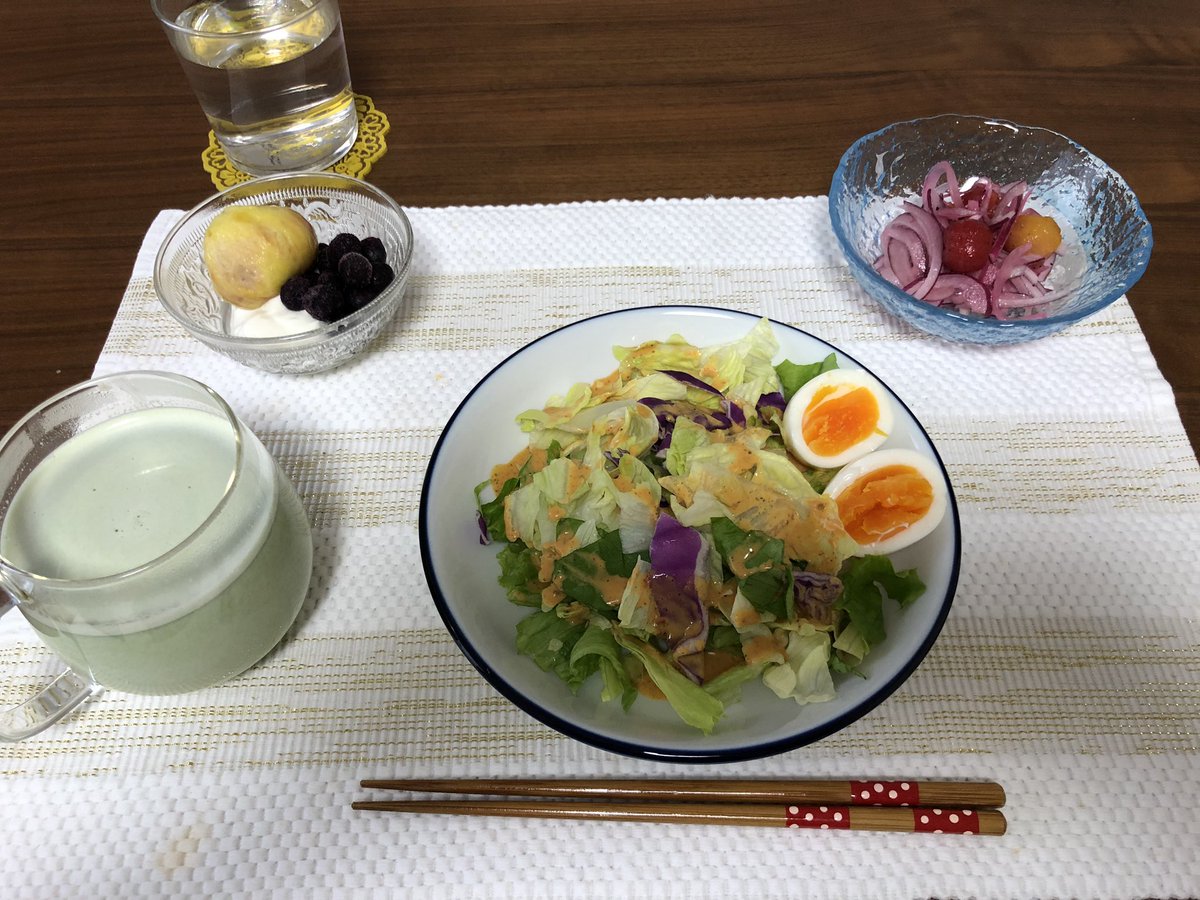 すだち 今日の朝食 コブサラダ トマトと紫玉ねぎのマリネ イチジクとブルーベリーとヨーグルト 豆乳青汁 栗の蜂蜜入り 昨日追加した紫玉ねぎは馴染んでないのでちょっと辛いマリネでした