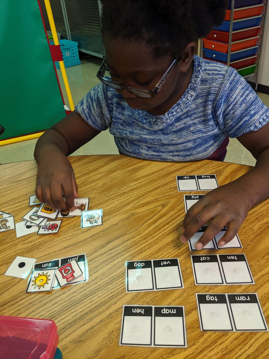 STC_MsJohnson's tweet photo. Independent work time is so valuable. Students reinforce and maintain skills previously learned, while working on following a schedule, classroom routines, and pre-vocational tasks. 🙌 #esd20learns https://t.co/w9nK4ob4nz