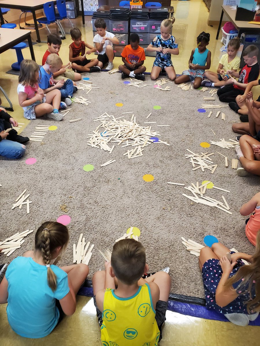 mrslawrence2nd's tweet photo. We started our place value unit today - exploring 1000!  They quickly figured out bundling up a 10 was the way to go. Before too long they discovered bundles of 10 can make 100. Loved watching them make these connections #handsonmath @arrowoodbucs @XeniaSchools  #MyOhioClassroom https://t.co/d1A9IgCEav