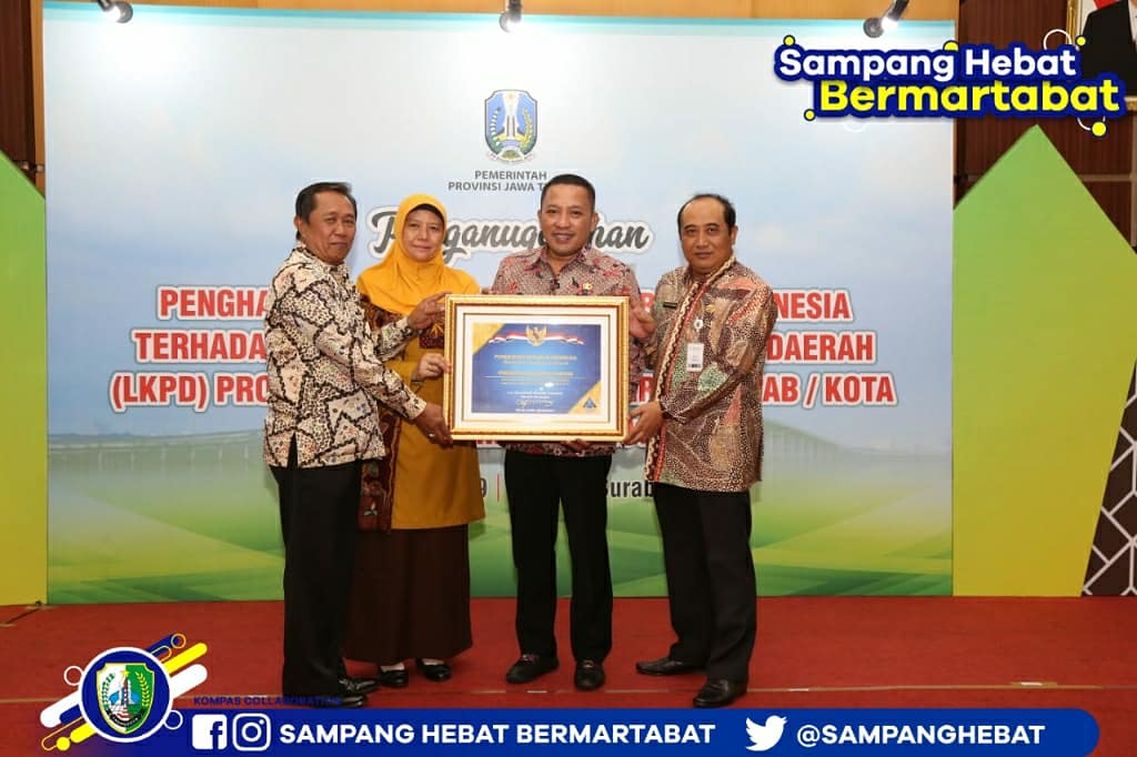SampangHebat's tweet photo. Dok, Rabu (02/10/2019) 

Bupati H. Slamet Junaidi mewakili Pemerintah Kabupaten Sampang menerima penghargaan predikat "Wajar Tanpa Pengecualian" dari Kementerian Keuangan di Gedung Grahadi Surabaya. 

Foto : Humas Pemkab Sampang https://t.co/yCor8GXPtX