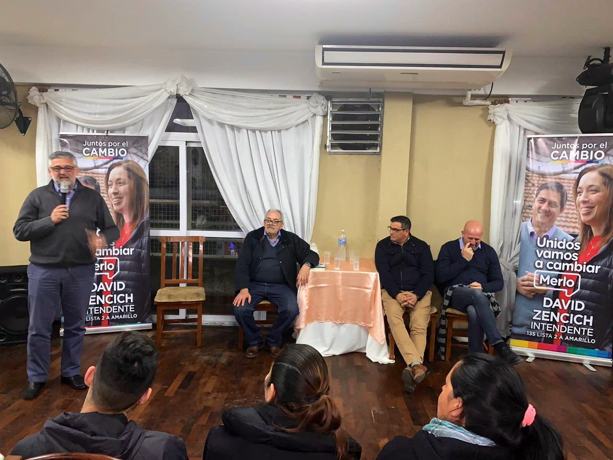 Una buena manera de terminar el día: charlando y escuchando a vecinos y militantes, apoyando a nuestro candidato en Merlo <a href="/DavidZencich/">David Zencich</a> 
Junto a <a href="/WolffWaldo/">Waldo Wolff</a> #JorgeFerronato y <a href="/ezebisso/">Ezequiel</a> ¡Juntos podemos más! #SiSePuede