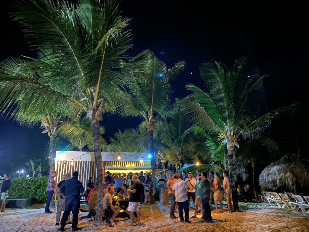 caribbeandevcon's tweet photo. Hanging out at the Tiki by the beach. 🌴☀️

Be ready for tomorrow!  Breakfast served at 6:30 am. https://t.co/GHZgdY8xQv
