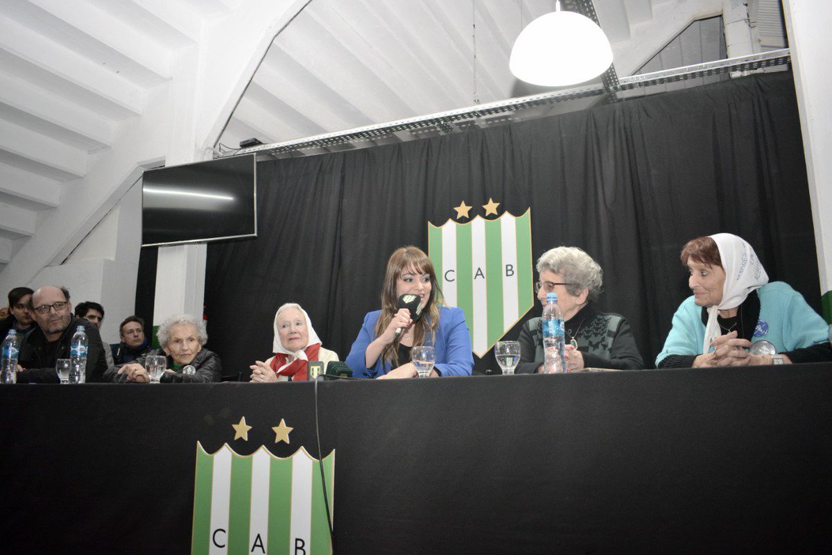 CAB_oficial's tweet photo. ➡�� Culminó una noche histórica, donde #Banfield restituyó la condición de socias a aquellas personas que revisten la condición de detenidas-desaparecidas o víctimas del terrorismo de Estado 

#Los11DeMemoria 💚 https://t.co/V86u77Rfzm