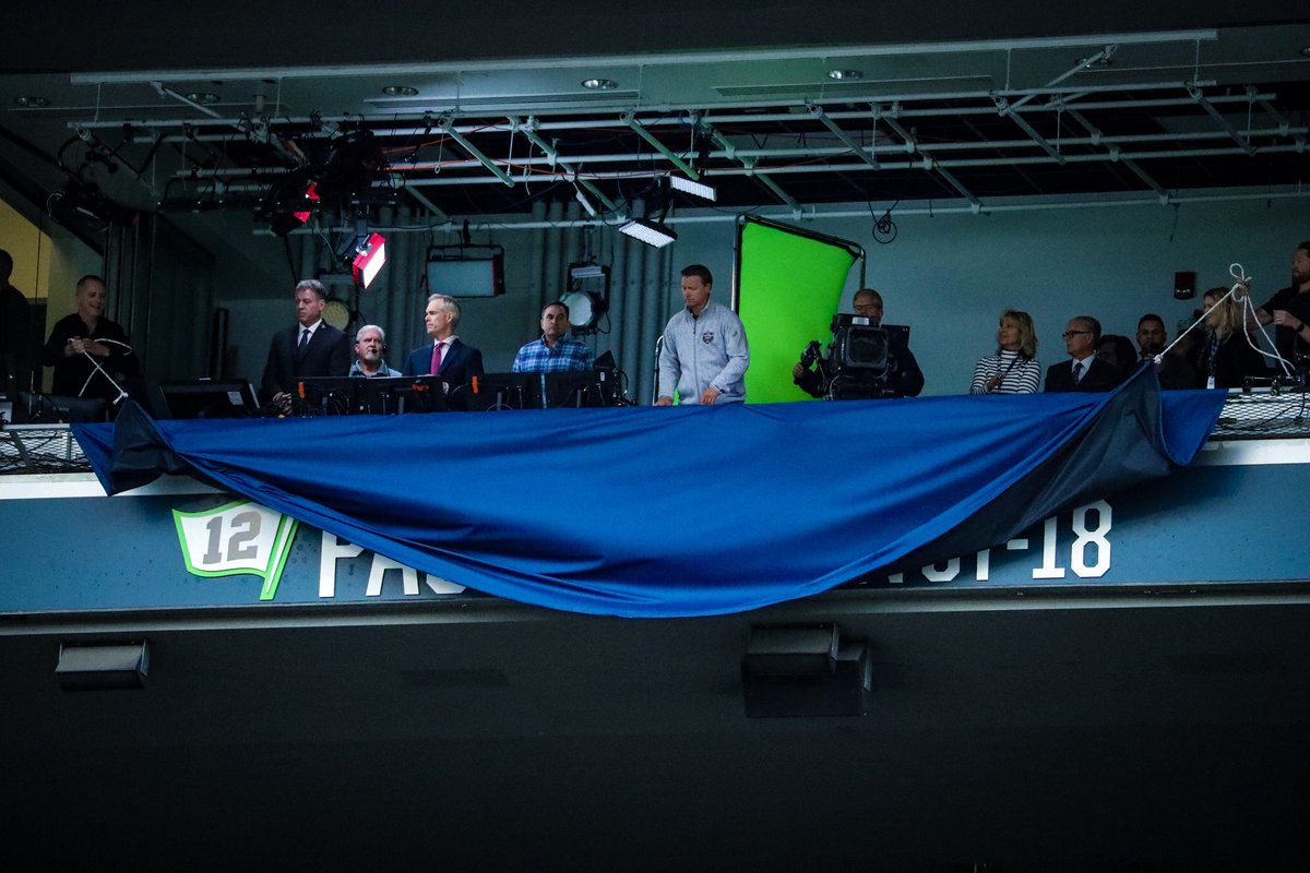 LumenField's tweet photo. The 12th member of the @seahawks Ring of Honor. 

#ThanksPaul 💙💚 https://t.co/noqUd6PuKi