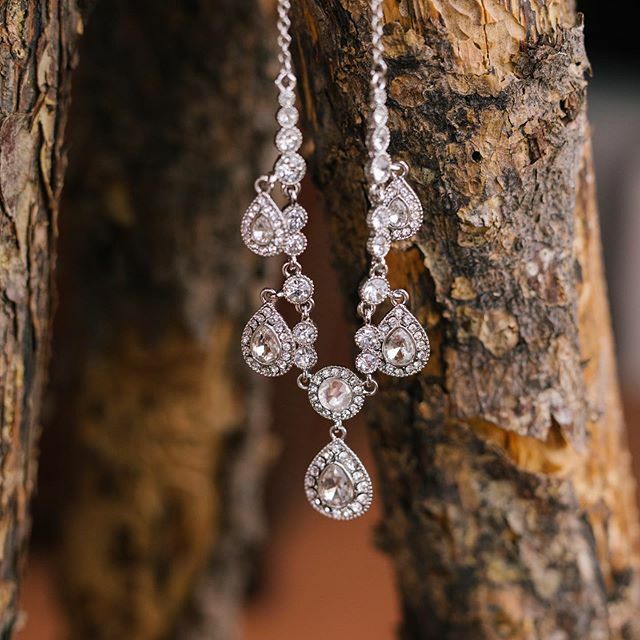 BonMillerPhoto's tweet photo. #shineyobjects #bridalprep #weddingjewelry #outdoorbride #elopetosedona #treebark #wildnecklace @suncliffsedona @bonmillerphoto https://t.co/fNXuVrTdnK