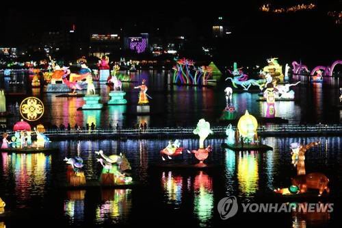 fsharp11's tweet image. 태풍 ‘미탁’ 여파로 이틀간 일부 휴장에 들어갔던 
진주남강유등축제가 
오늘(4일)부터 정상 재개장 합니다.

#진주남강유등축제 #남가람어울림마당 #망경동특설무대 #공연 #소프라노김정아 #여성3인조 #트롯걸 #축제 #가을축제 #축제공연 #유등축제 #가을공연 #서울퓨전뮤직 #진주축제 #진주공연