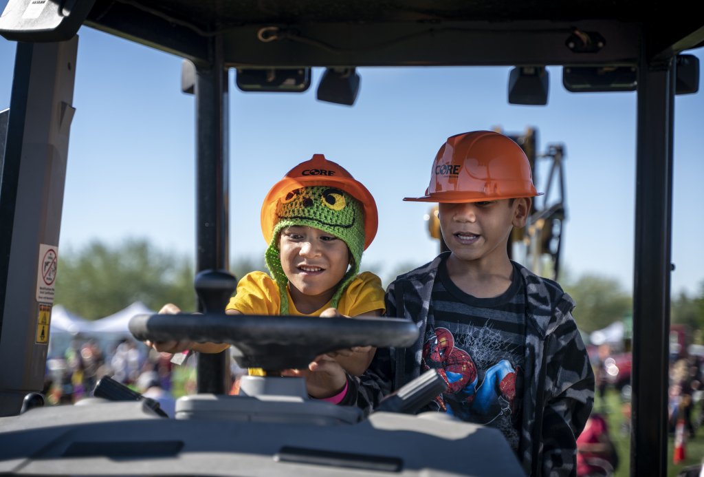 juniorleaguephx's tweet image. 7th Annual Touch-A-Truck Event juniorleagueofphoenix.blog/2019/10/04/7th…