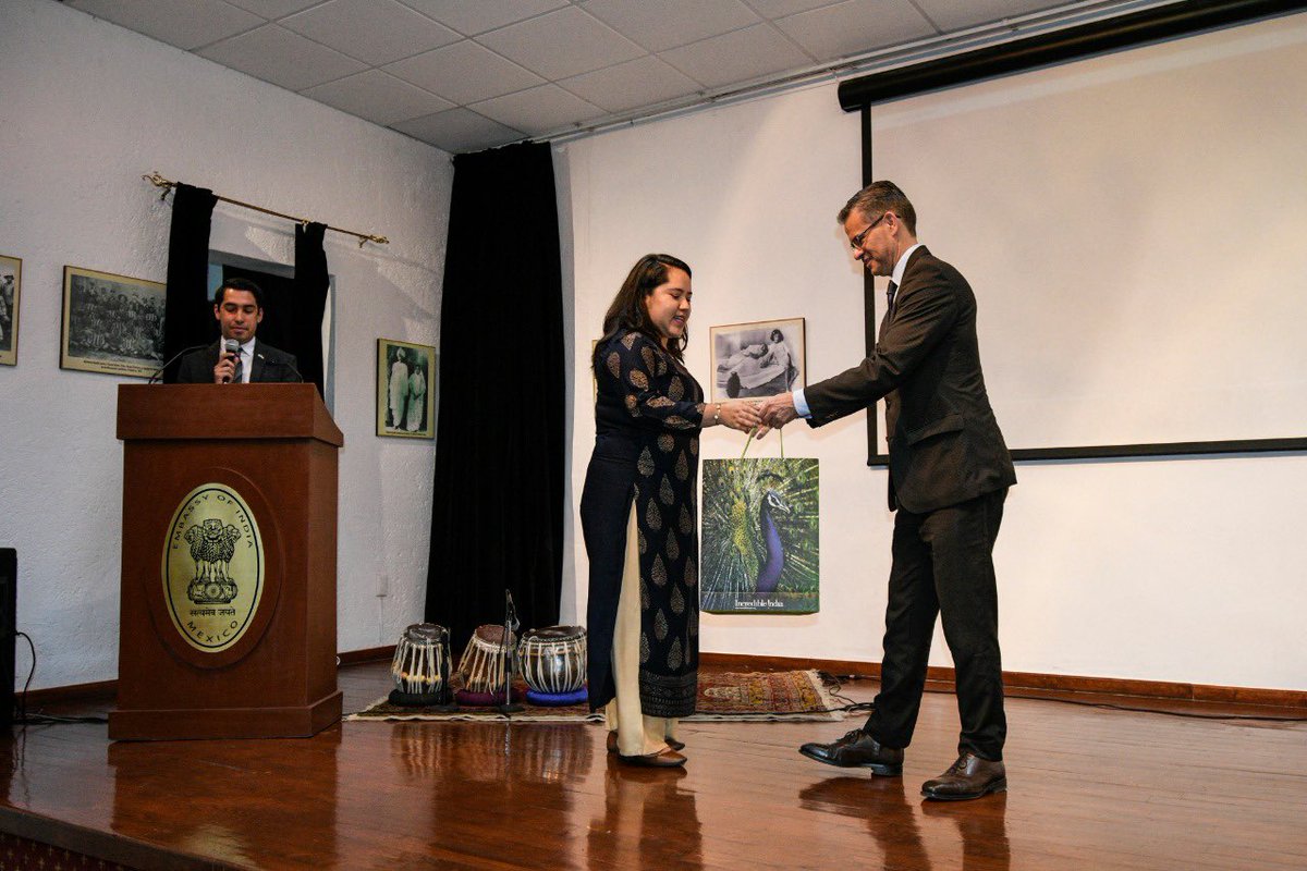 IndEmbMexico's tweet photo. #Gandhi continues to inspire millions! 
Prizes and certificates were given to the winners of Quiz, Painting and Essay writing competitions conducted by Embassy and @GTICCMEXICO over the year on the occasion of #Gandhi150. @IndianAssoMex @MEAIndia @ICCR_Delhi https://t.co/nnu44MBvoD