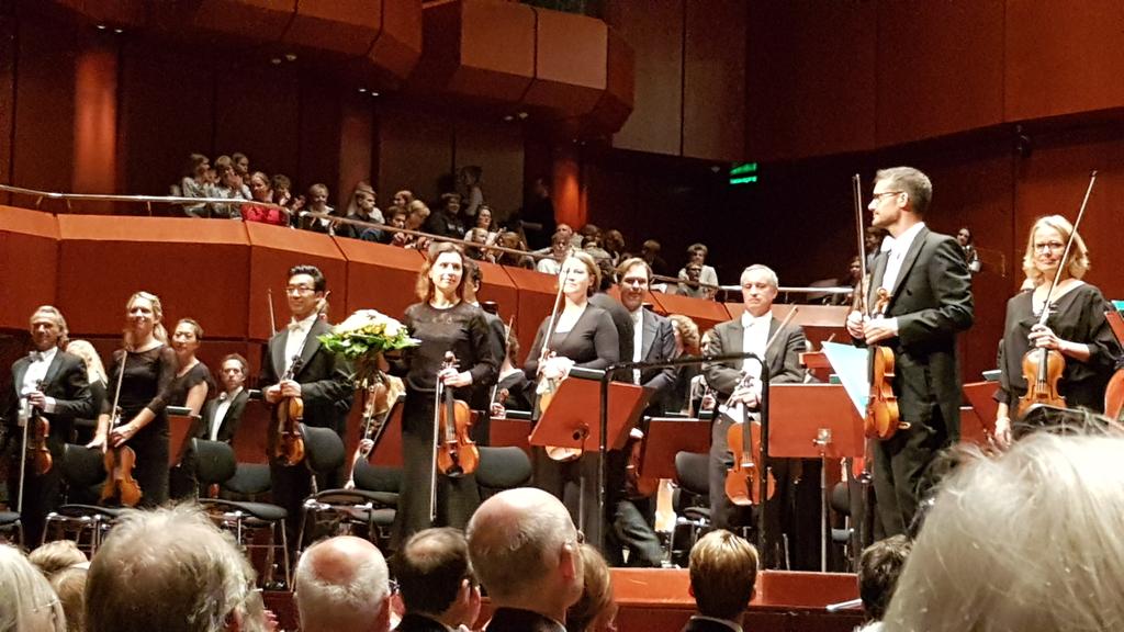 brischidhaering's tweet photo. Schönes Konzert mit dem großartigen
Cellisten #NicolasAltstaedt und @SWRSymphonie, dirigiert von @MSanderling in der #AltenOper in #Frankfurt. Ganz besonders gefiel mir #Schostakowitsch|s #Violoncellokonzert Nr. 2 👏 https://t.co/0pco1yz1wT