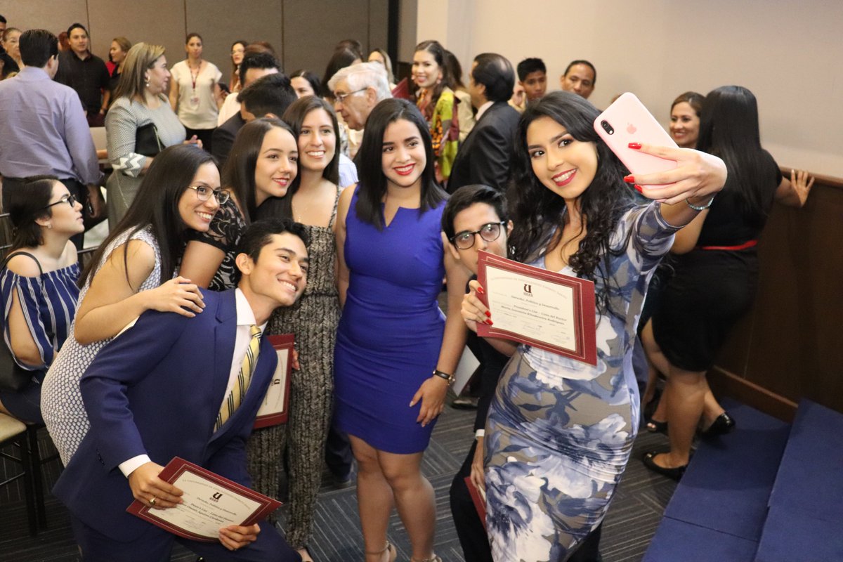 uees_ec's tweet photo. #HoyEnLaUEES Entrega de distinciones de #DeanList y #PresidentList a los estudiantes con mejor promedio. 🥇 

#UEES #OrgullosamenteUEES #NonProgrediRegrediEst #EnConstanteEvolución #Comunicación #Economía #Medicina #Ingeniería #Arquitectura #Turismo #Derecho #ArtesLiberales https://t.co/Dx06IQCRui