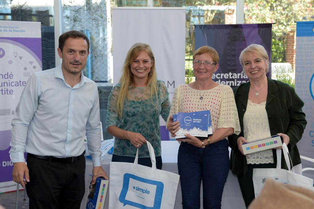 ENACOMArgentina's tweet photo. Hoy se realizo una nueva entrega de tablets #MasSimple en #Campana junto al intendente @SebaAbella a los adultos mayores para facilitar la realización de trámites y conectarse con familiares a través del dispositivo diseñado. Para más info 👉 https://t.co/PBy89nPG7c https://t.co/5Ny0vJ1GRk