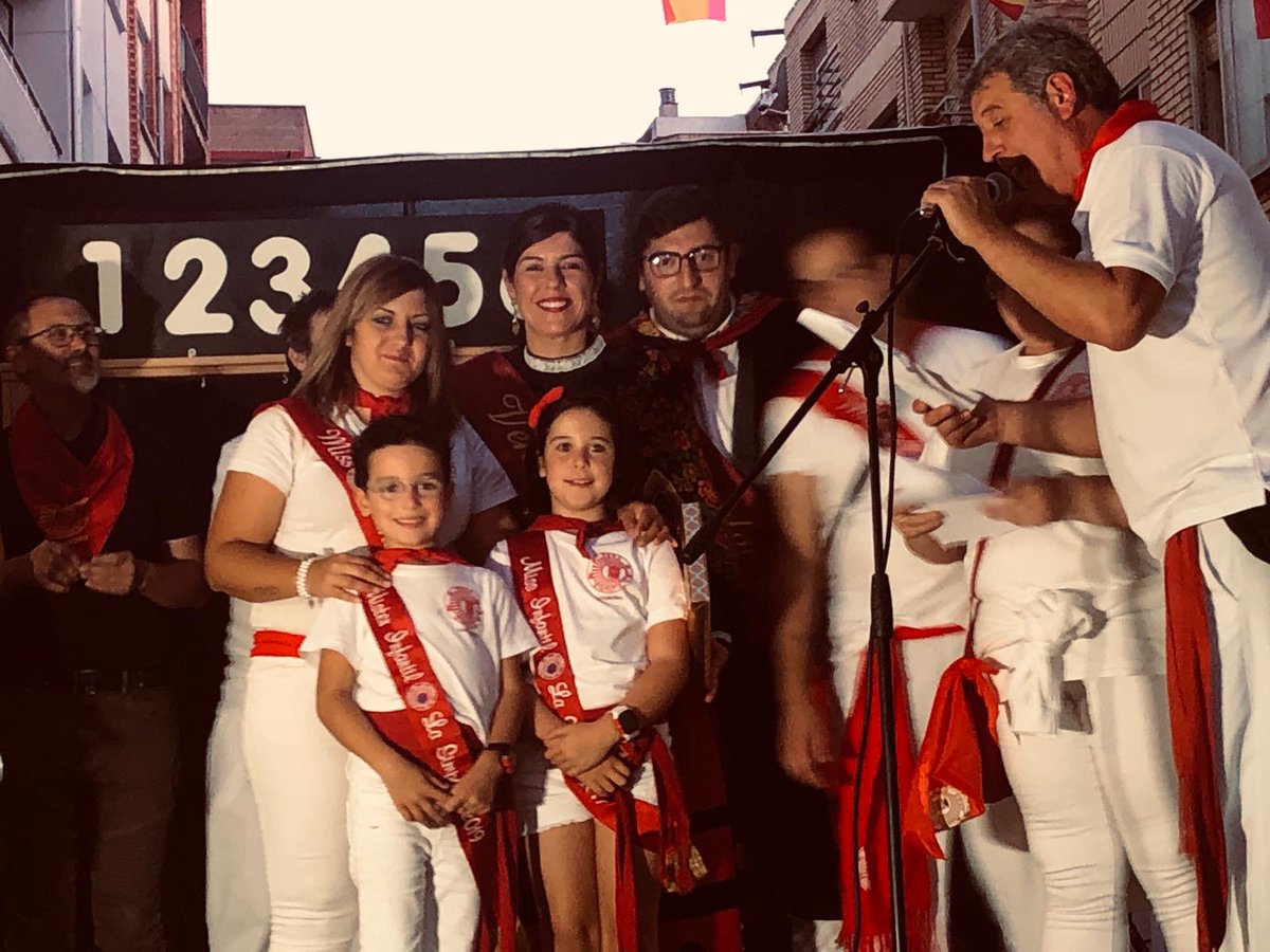 😁😁 Hoy la peña La Simpatía ha entregado el premio 'Simpáticos del año' al equipo @EdfFemenino y allí han estado el concejal de Participación Ciudadana, Kilian Cruz, y los vendimiadores Noelia y Cristian.

#SanMateo19