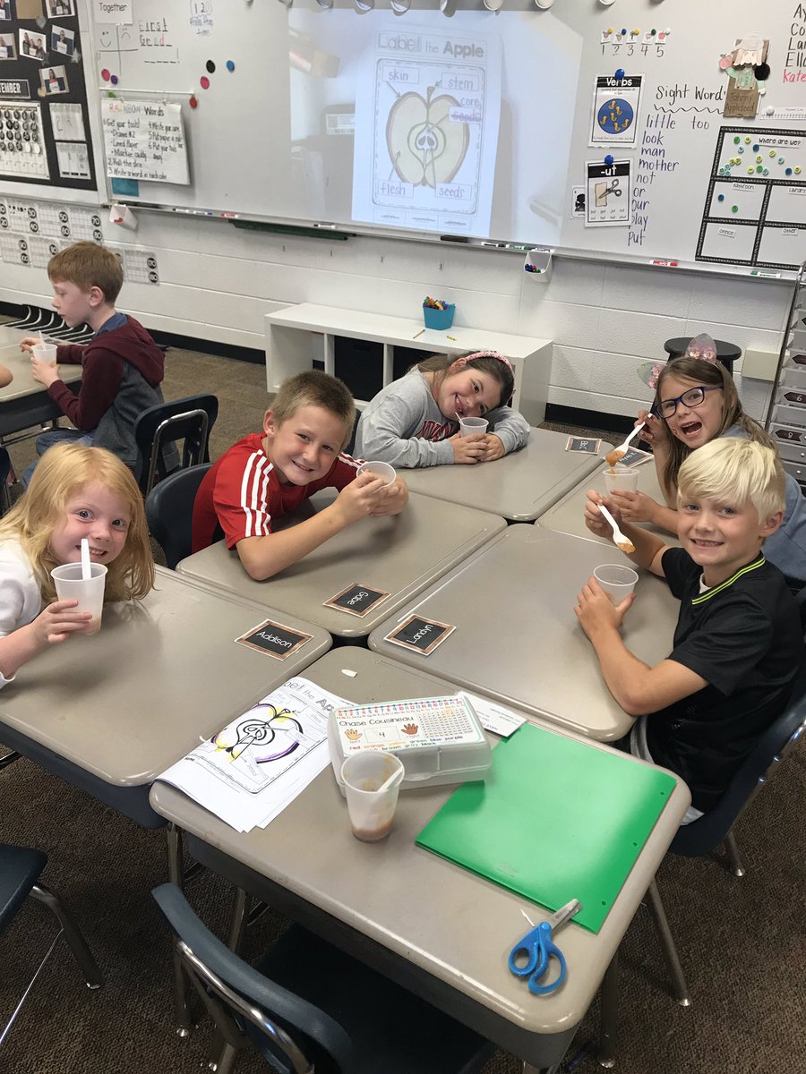 dclingingsmith1's tweet image. Today friends learned how to write and follow a recipe that resulted in some very tasty applesauce!!! 🍎#cookingintheclassroom #applescience #fabulousfirsties #enjoytheview #viewourstory @VV_Voyagers