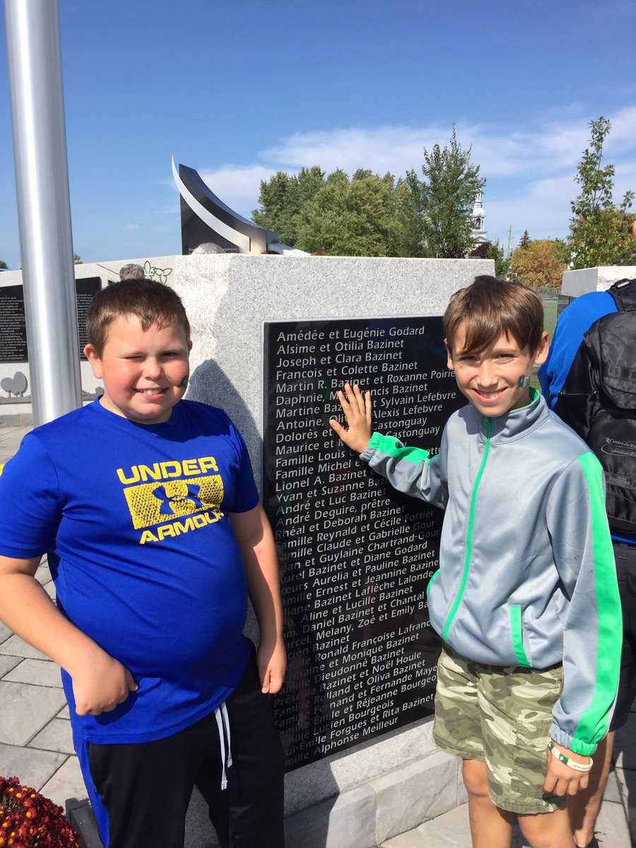 Certains élèves ont participé avec Mme Louise, M.Patrick et M.Guillaume à l’inauguration du mat de la francophonie à Saint-Albert.  Ce fut vraiment un moment mémorable à vivre avec d’autres communautés scolaires. Quelle belle fierté! #OnEstBienCSDCEO #CSDCEOfranco