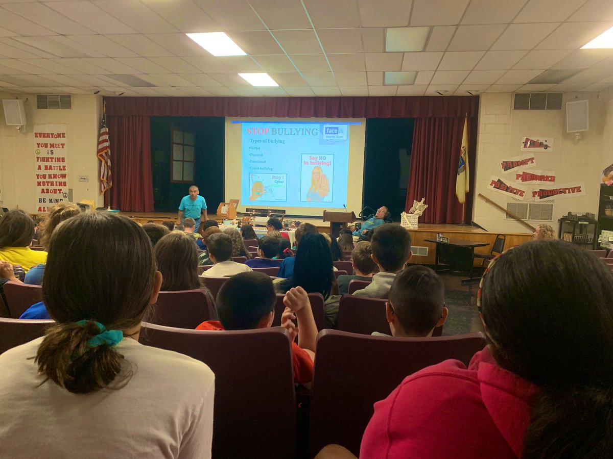 mrsmoz_mes's tweet photo. Dissability awareness in schools is extremely important because it educates students so they can become better citizens. Thank you Chuck and Tommy for educating our 6th graders and sharing your personal experiences! #DATEprogram @VMMSMustangs https://t.co/qeEyjH6Vyk