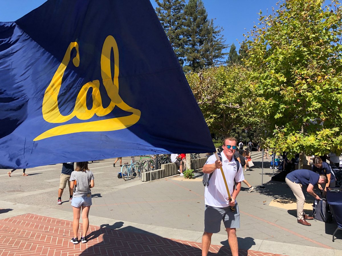 MontgomeryKen's tweet image. You know why we love college football? Why we love @Cal football?  This is why!!!  @weavin_it for #Heisman today on Sproul Plaza!  #GOBEARS @rallycomm
