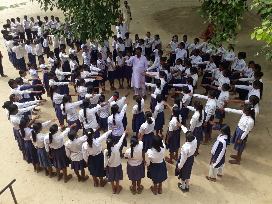 BuxarPoshan's tweet photo. School children spreading the awareness on Sahi Poshan through different formations.   @POSHAN_Official
@PMOIndia @NITIAayog @MinistryWCD @NitishKumar @smritiirani @AshwiniKChoubey @arjandewagt  @UNICEFIndia @tini_tatatrusts @SPreraks #PoshanMaah #PoshanAbhiyan #SuposhitBihar. https://t.co/6al9D66sVt