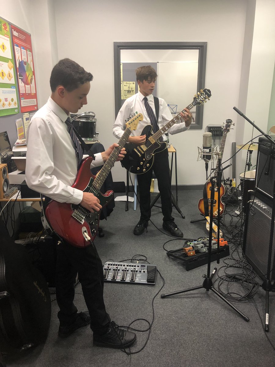 TQEA_Music's tweet image. Fantastic open evening tonight, my year 9 musicians did what they do best and shone like the rockstars they are!! 🤘🏽🎸🥁🎶 #tqeamusic #year9 #youngmusicians #musicdept #openeve