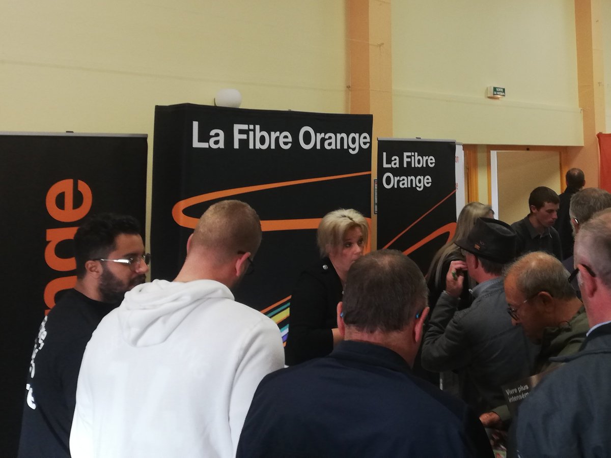 DjamelBoufime's tweet photo. Tout savoir sur la #FibreOrange, c'était encore ce soir à #Rinxent avec une salle comble. Nous avons répondu à ttes les questions.#THD #RIP5962 @AxioneOfficiel @LaurentVitoux https://t.co/XFKBWWF4kY