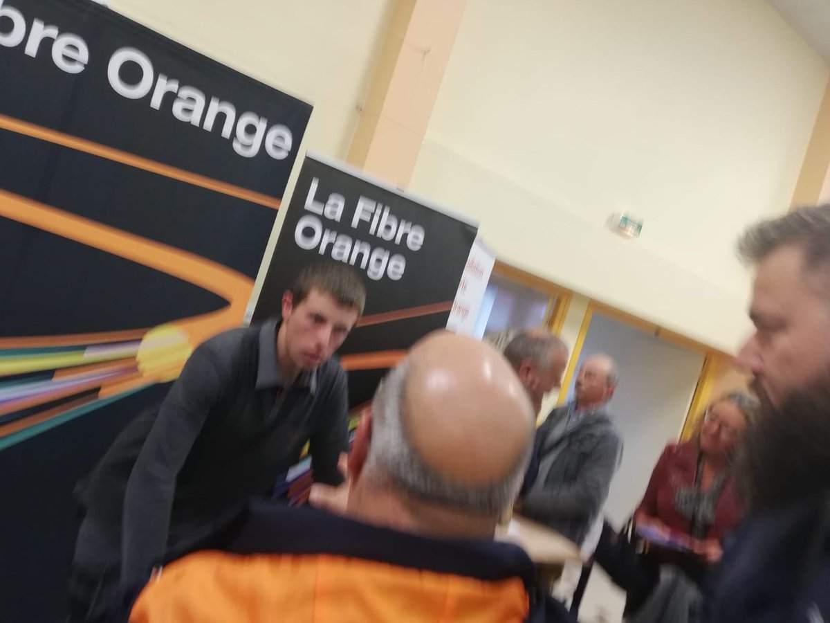 DjamelBoufime's tweet photo. Tout savoir sur la #FibreOrange, c'était encore ce soir à #Rinxent avec une salle comble. Nous avons répondu à ttes les questions.#THD #RIP5962 @AxioneOfficiel @LaurentVitoux https://t.co/XFKBWWF4kY