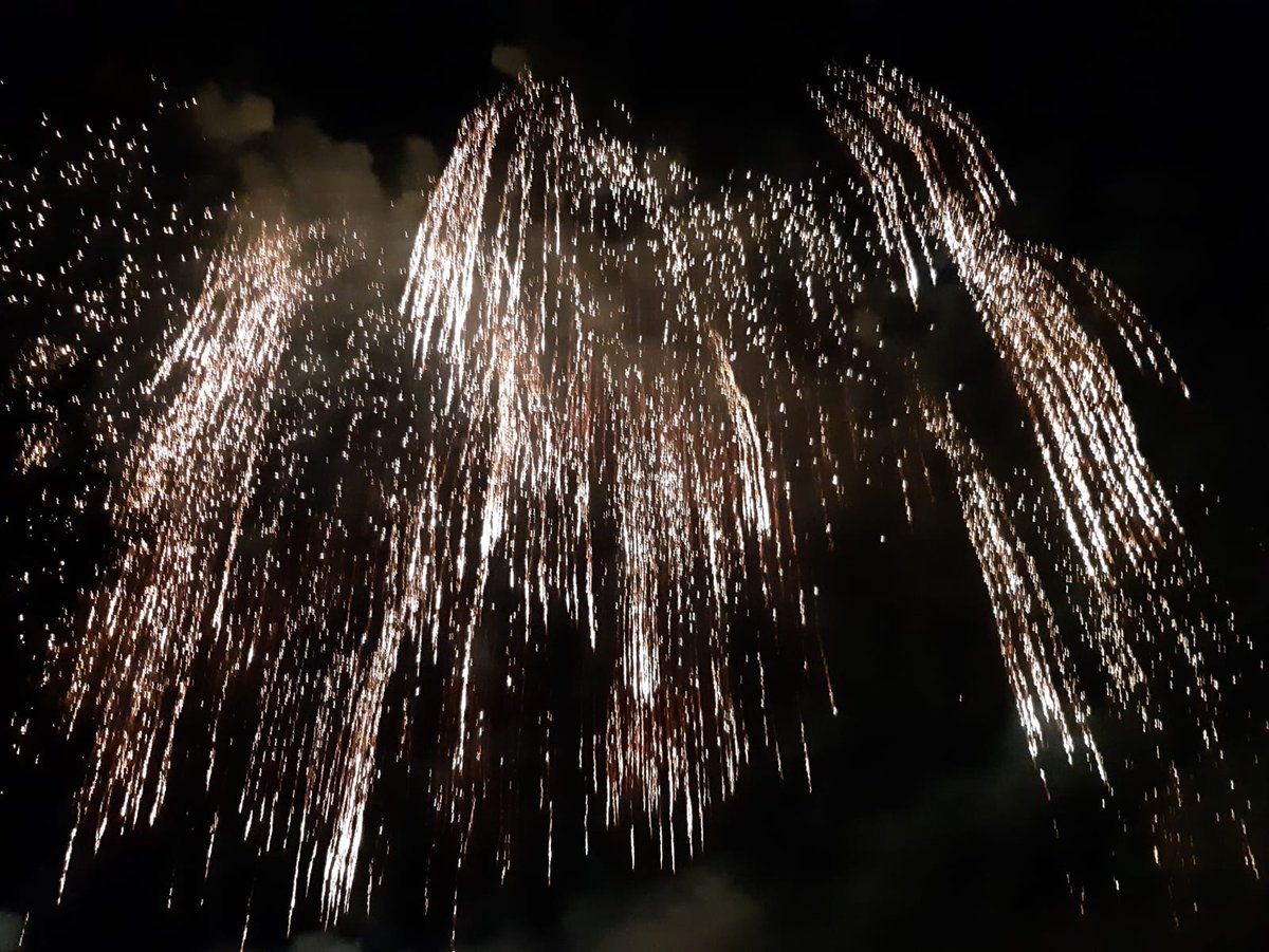 🎇🎆 Termina la última sesión de fuegos artificiales de #SanMateo19, mañana conoceremos cuáles han sido los mejores, según el criterio del jurado. ¡Qué difícil lo tienen! Y ahora... a bailar con Blas Cantó en la Plaza del Ayuntamiento.