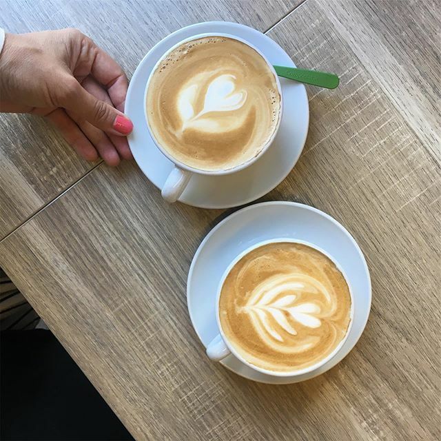 ruthmaca's tweet photo. A veces, y solo a veces, los cafés son a dos. Tengo un buen amigo que siempre argumenta que no es la falta de tiempo la que te impide quedar con esa persona a la que no ves, si no la falta de ganas. Yo he llevado una semana de locos finiquitando el mes y aún así me las he in… https://t.co/D68USUaidW