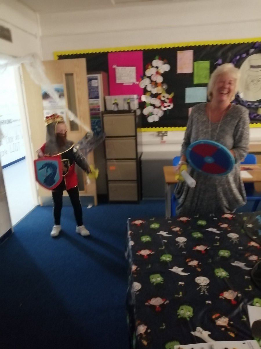 Carolinehigham5's tweet photo. @CarrHillSchool thank you for a fun opening evening. X https://t.co/4mcaIJr1Xk