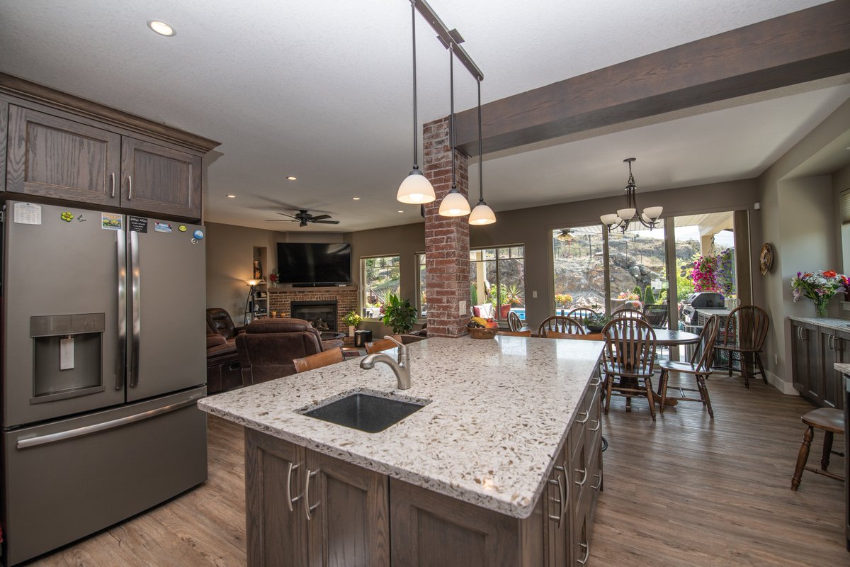 HildebrandtHome's tweet photo. A few recent examples of our custom construction services and interior design skills. Visit us at https://t.co/X7vSFlp4aG to see more, or contact us directly to discuss your vision in detail. 
#VernonBC #Okanagan https://t.co/OKyhDCIVAv