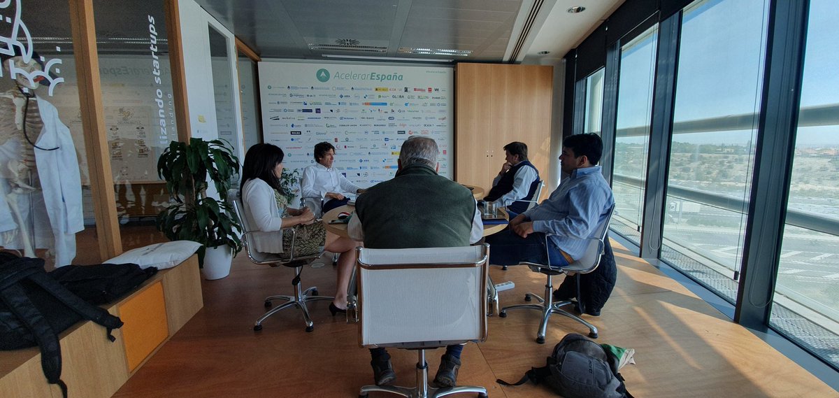 AcelerarStartup's tweet photo. @LeanSigman haciendo el seguimiento semanal del proceso de internacionalización de #ImPacking y @iantechnet. Dos de nuestras cuatro startups ganadores de #AcelerarEspaña https://t.co/mMlLgFzNFF